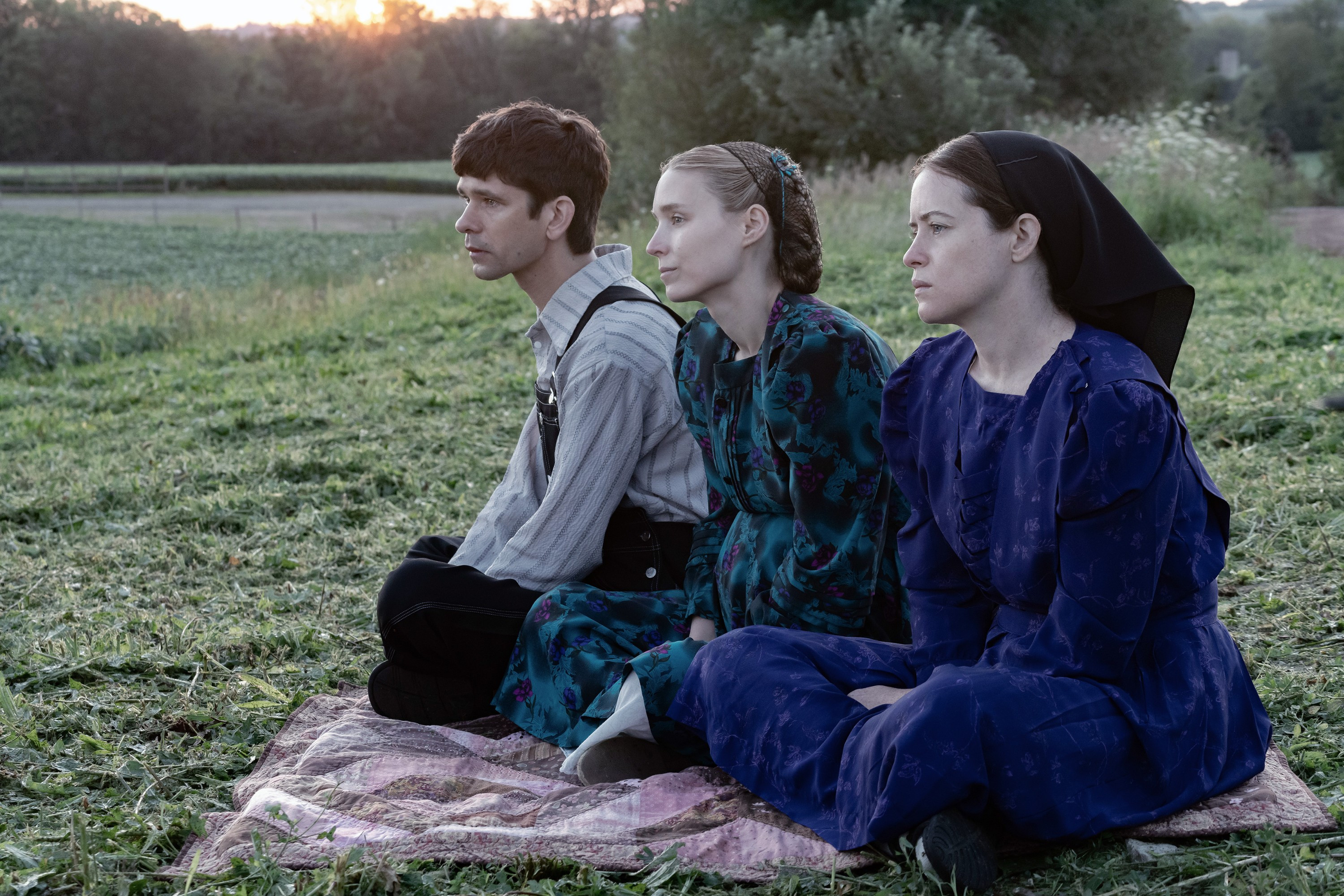 WOMEN TALKING, from left: Ben Whishaw, Rooney Mara, Claire Foy, 2022. ph: Michael Gibson /© Orion Pictures /Courtesy Everett Collection
