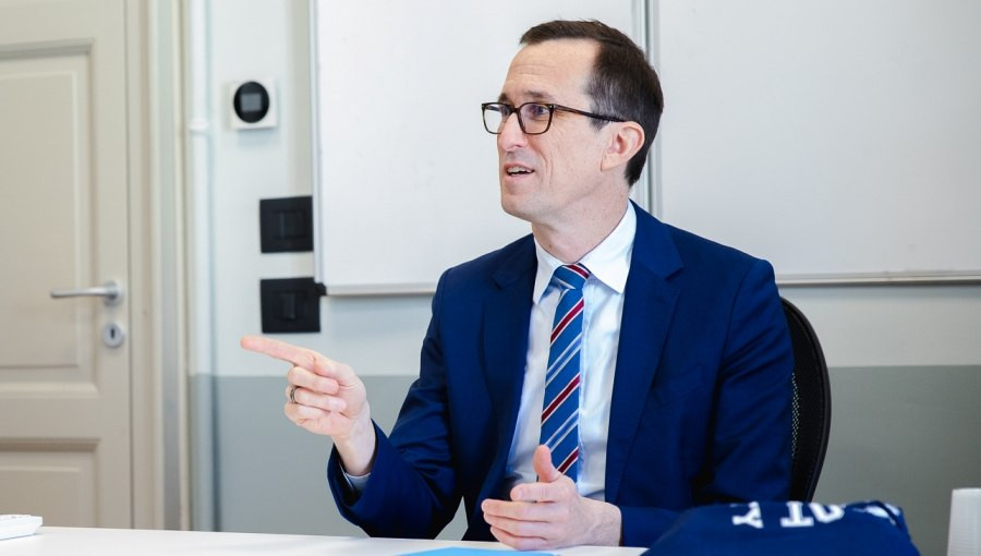 U.S. Diplomat Rodney Hunter speaking to students at John Cabot University about international affairs.