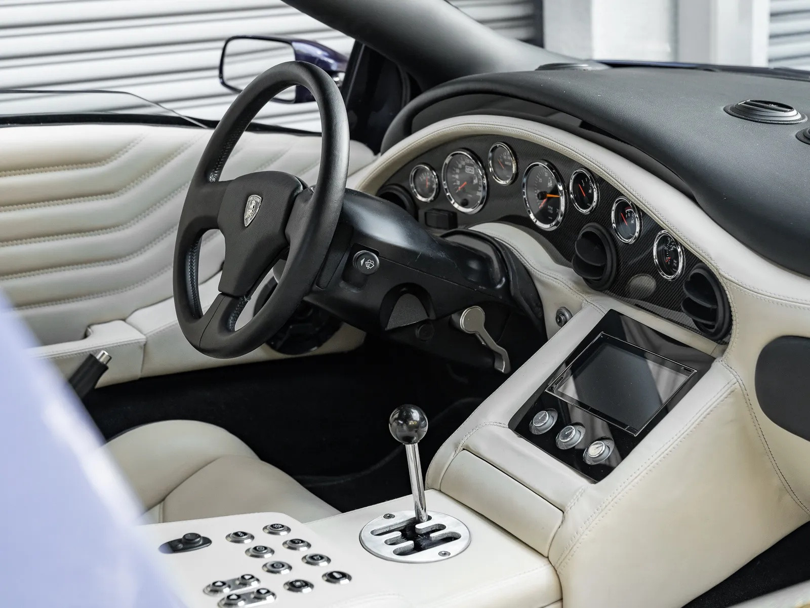 Close up of the gauge cluster with chrome rings in the Lamborghini Diablo replica