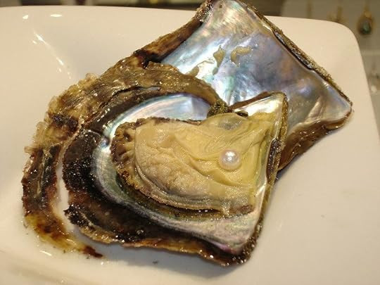 “Oyster Pearl,” Hawaii, by Anna. Licensed under CC By 2.0.
