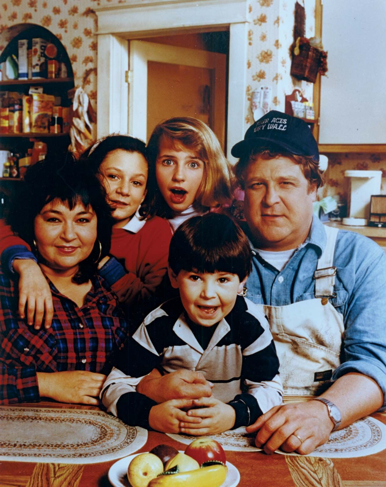 Roseanne Barr, Sara Gilbert, Lecy Goranson, John Goodman, and Michael Fishman in the TV series Roseanne (1988–97, 2018)
